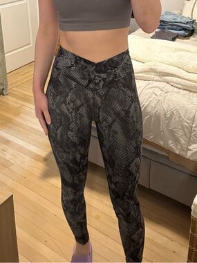aerie Gray & Black Snake Print Leggings